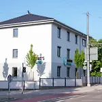 Henrys Sleeping Am Augsburger Eiskanal Hostel *