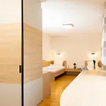Hostel Henrys Sleeping Am Augsburger Eiskanal