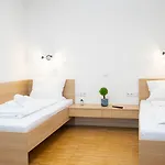 Hostel Henrys Sleeping Am Augsburger Eiskanal *