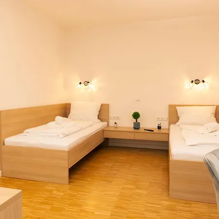 Henrys Sleeping Am Augsburger Eiskanal אכסניה