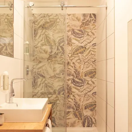 Henrys Sleeping Am Augsburger Eiskanal Augsbourg