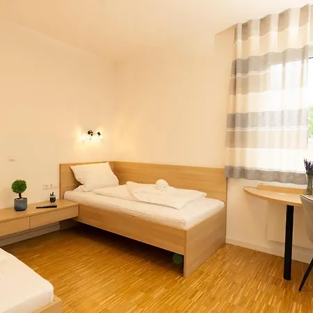 Henrys Sleeping Am Augsburger Eiskanal אכסניה *